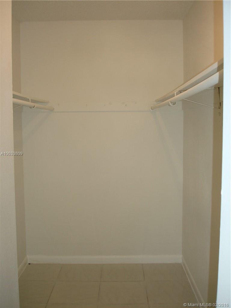 Lakeside Condo At Lauderd - Residential Lease