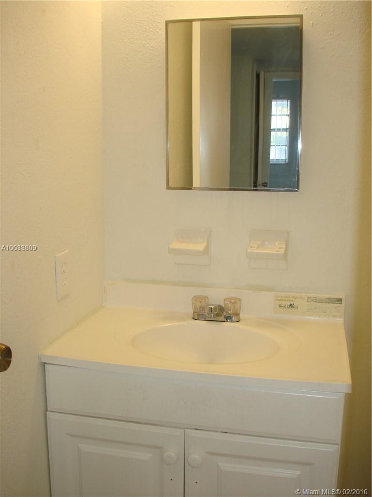 Lakeside Condo At Lauderd - Residential Lease