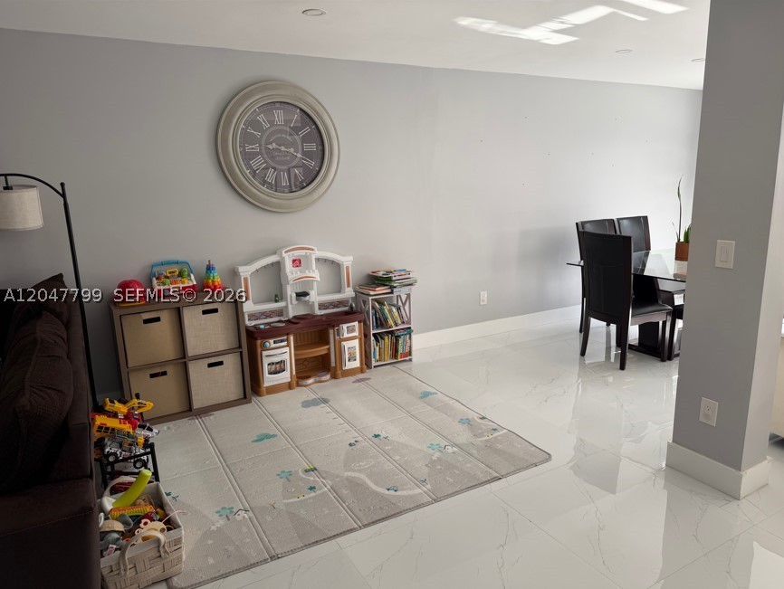 VALENCIA TOWNHOMES - Residential