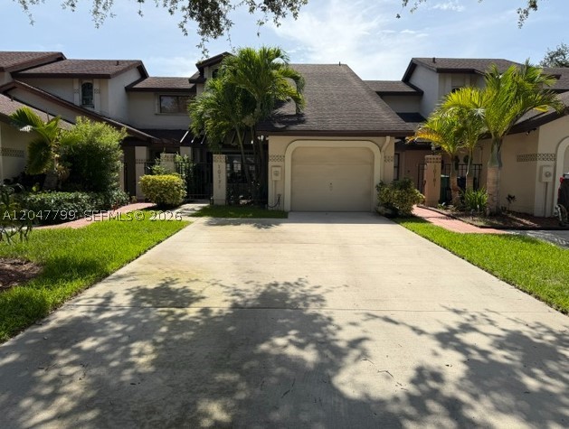 VALENCIA TOWNHOMES - Residential
