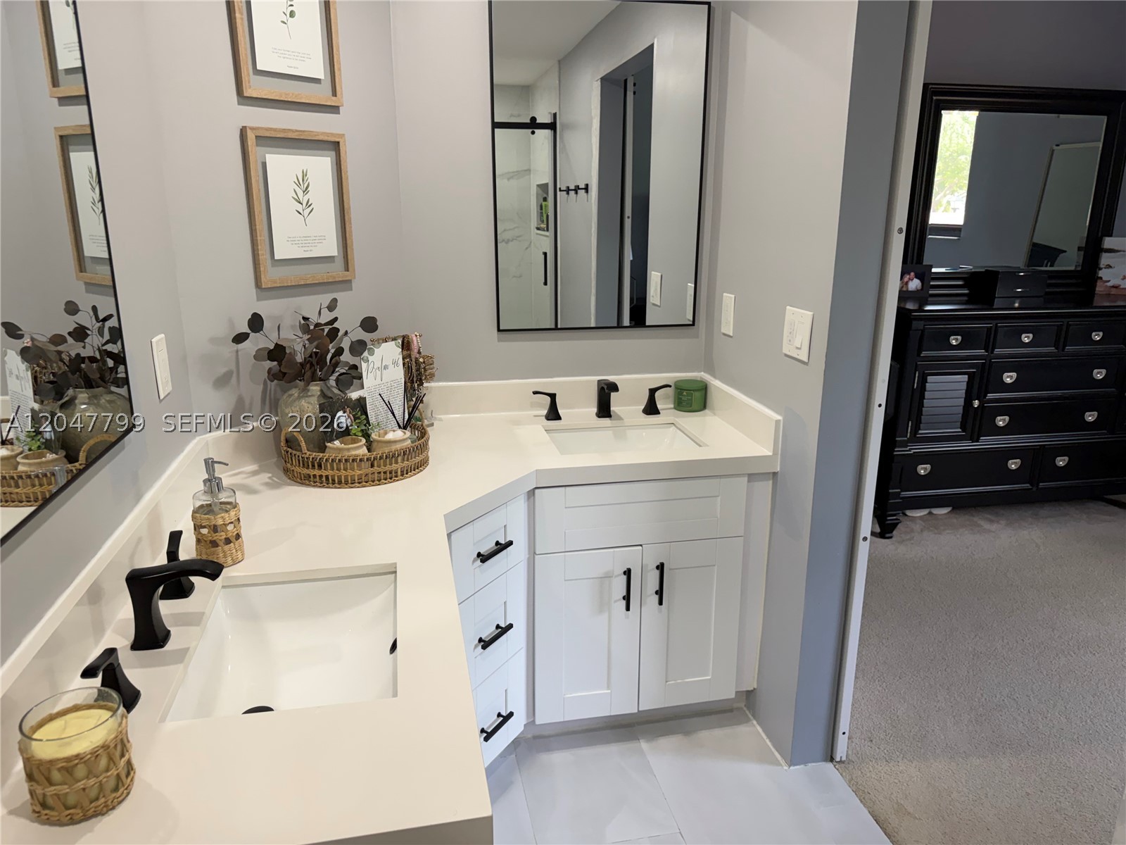 VALENCIA TOWNHOMES - Residential