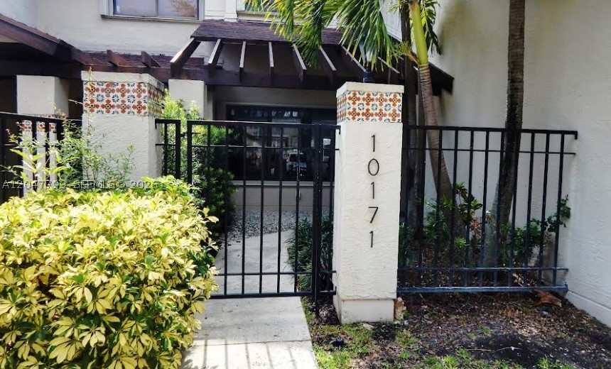 VALENCIA TOWNHOMES - Residential