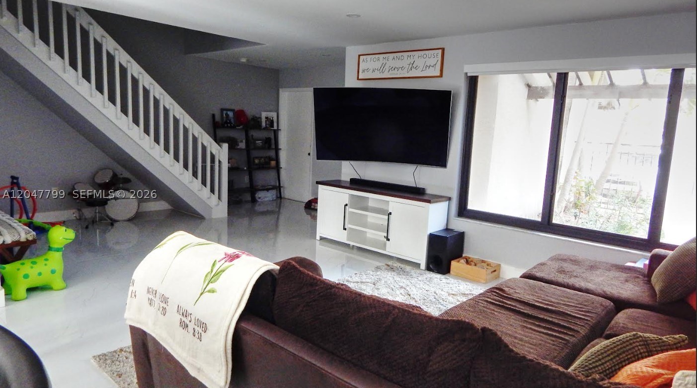 VALENCIA TOWNHOMES - Residential