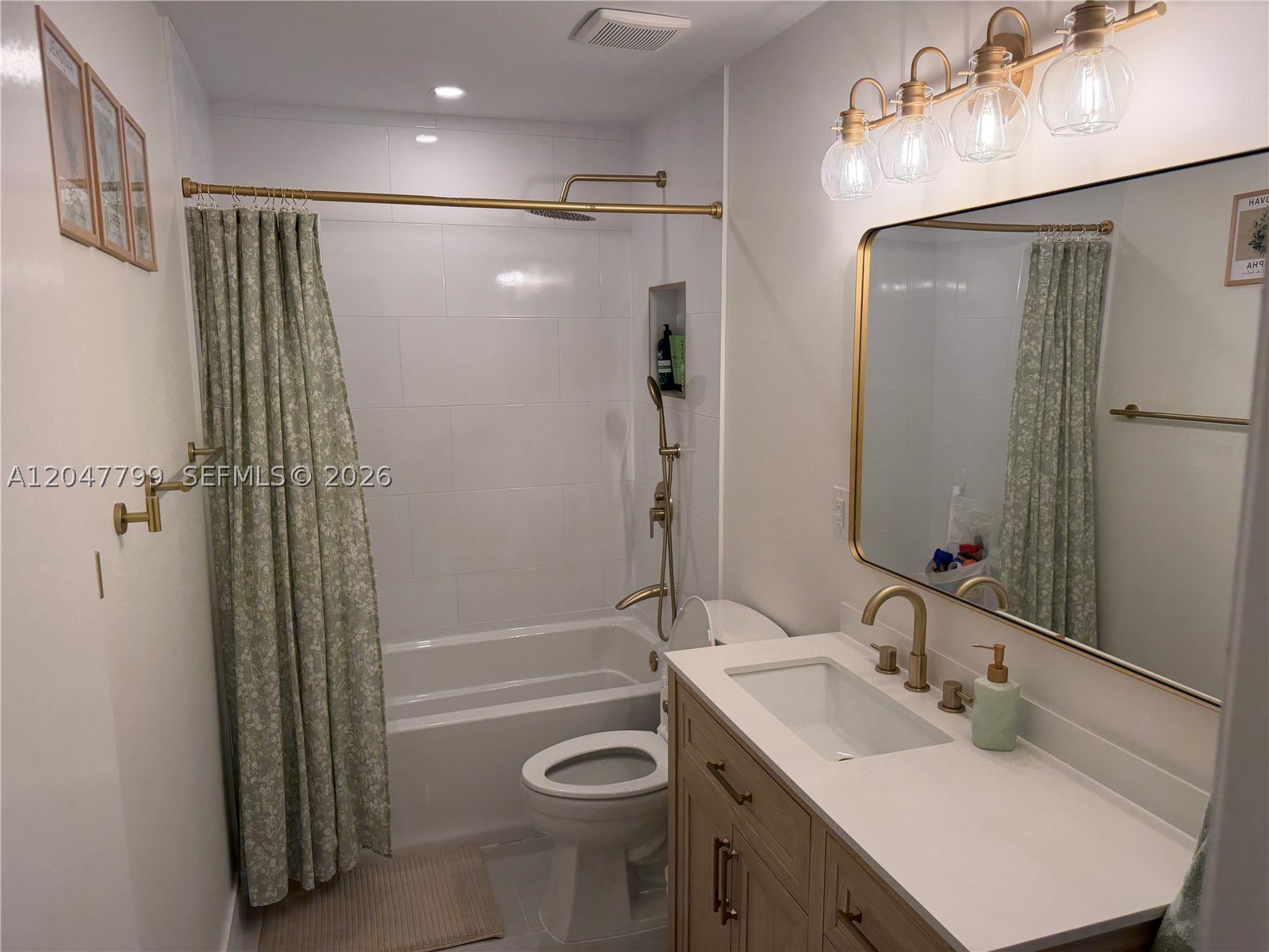 VALENCIA TOWNHOMES - Residential