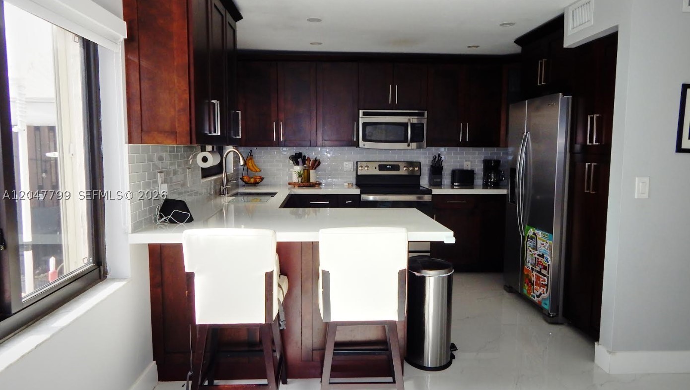 VALENCIA TOWNHOMES - Residential
