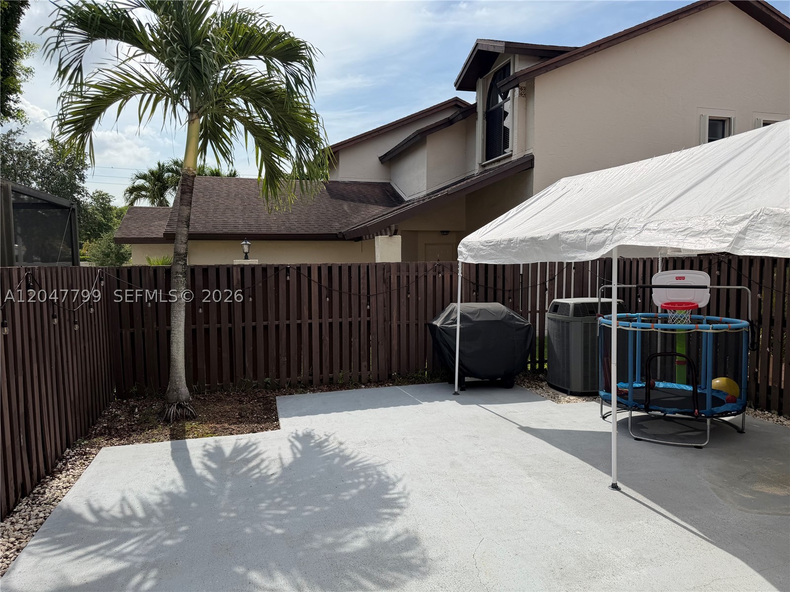 VALENCIA TOWNHOMES - Residential