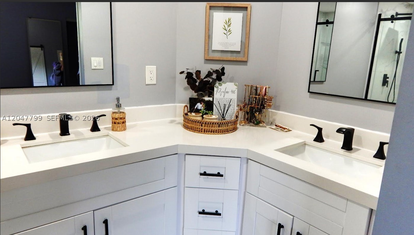 VALENCIA TOWNHOMES - Residential