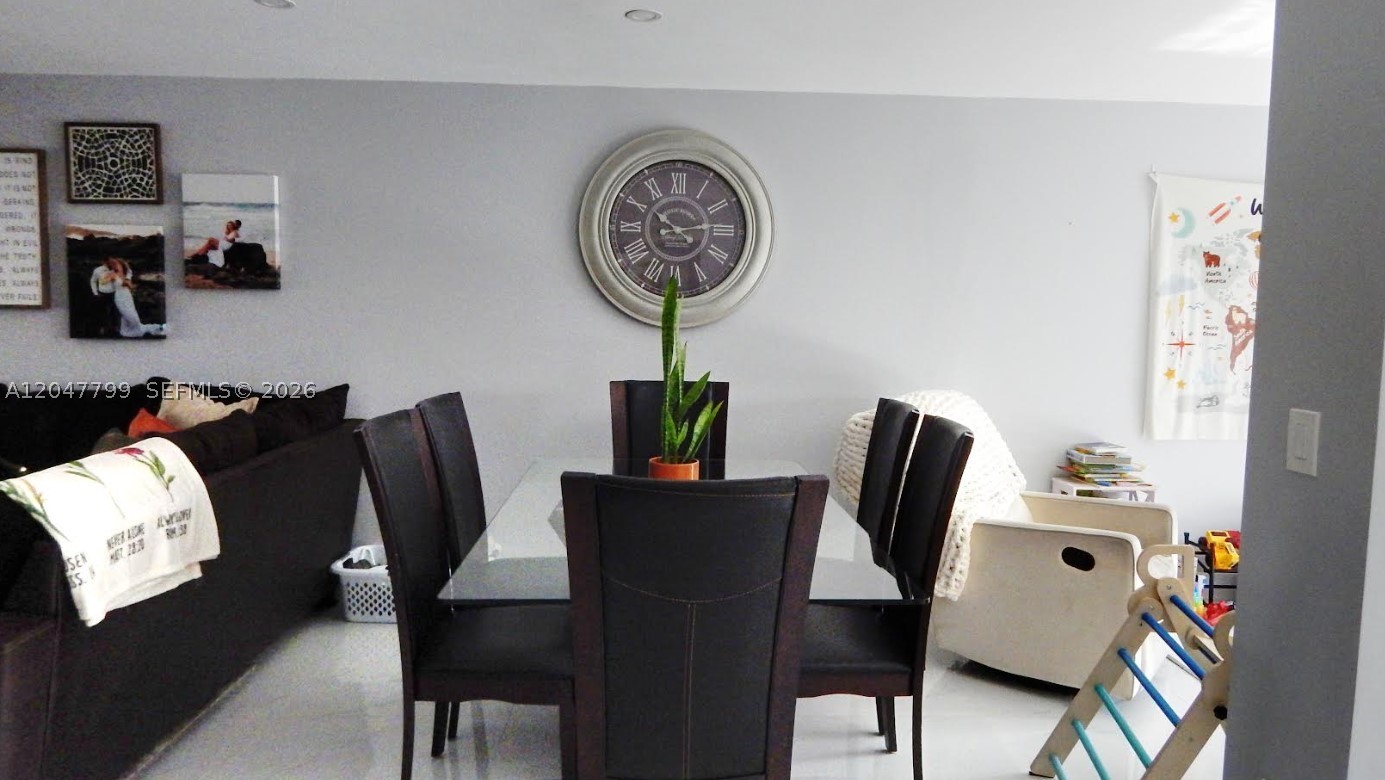 VALENCIA TOWNHOMES - Residential