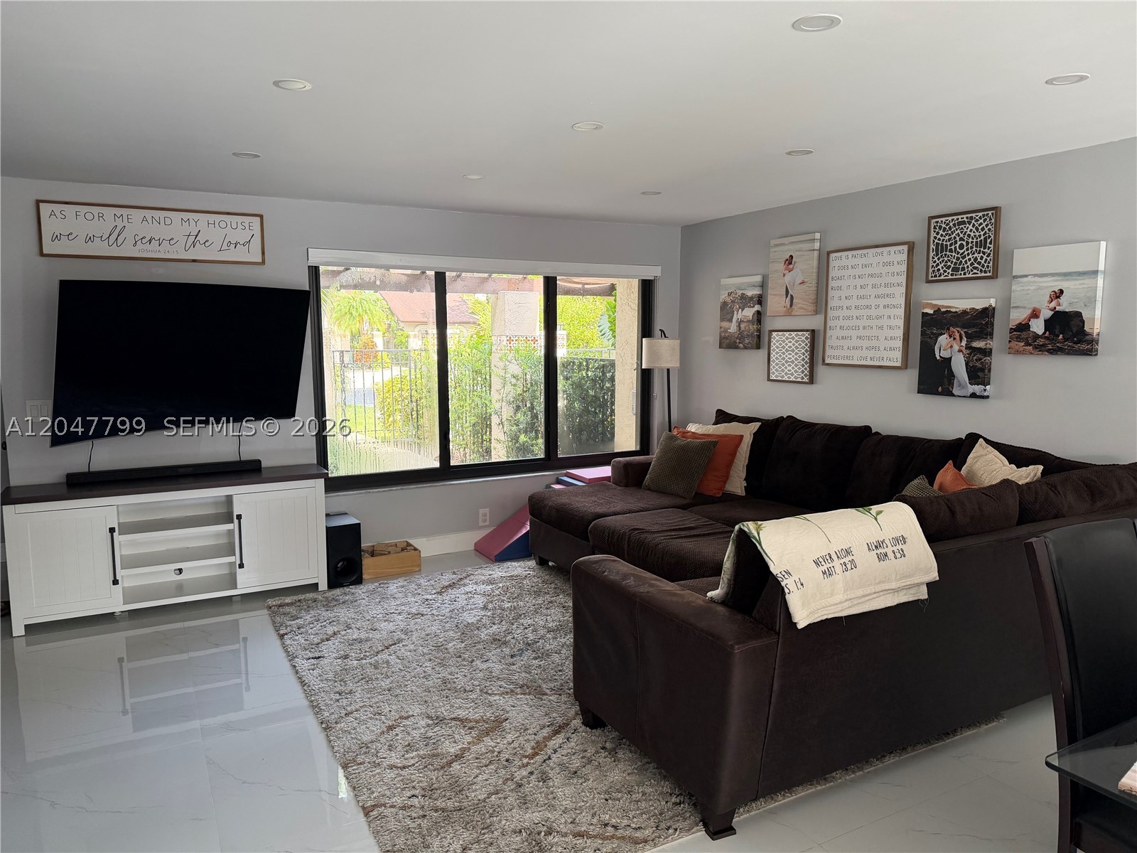 VALENCIA TOWNHOMES - Residential