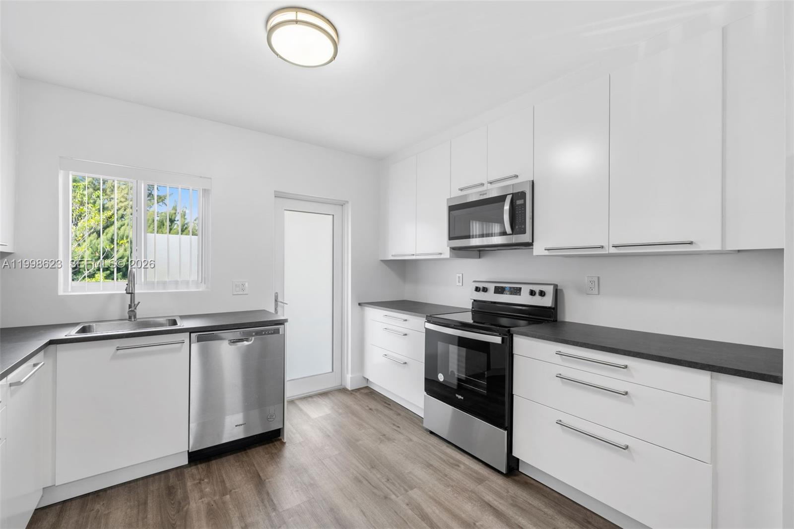 PASADENA GARDEN APARTMENT - Residential