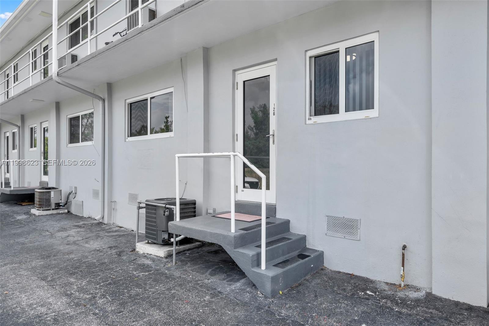 PASADENA GARDEN APARTMENT - Residential