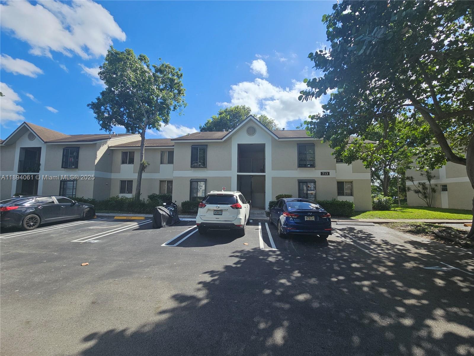 Spacious apartment featuring a fully renovated kitchen and in-unit washer and dryer. The unit is in excellent condition and ready for immediate move-in.