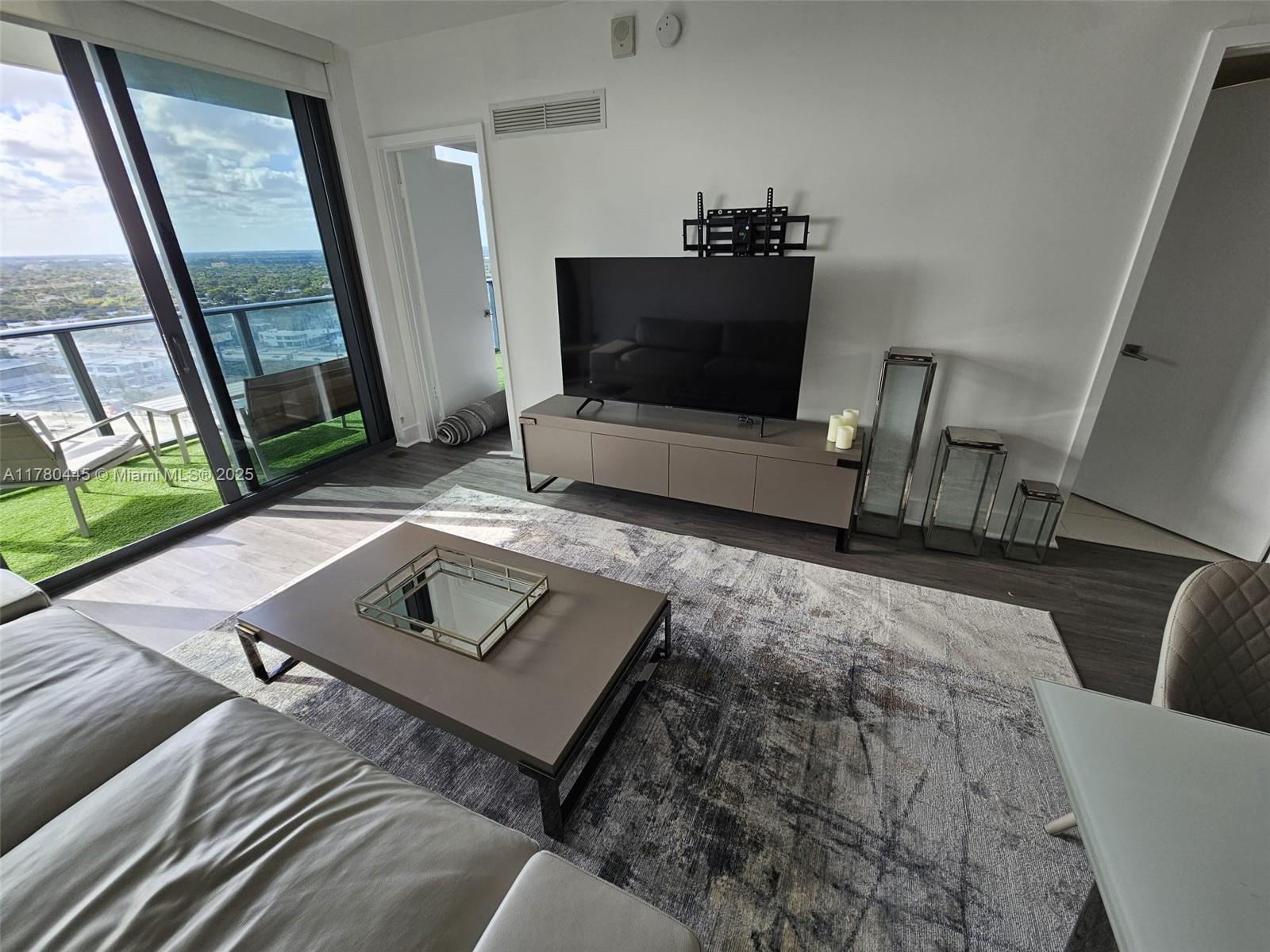 HYDE MIDTOWN - Residential
