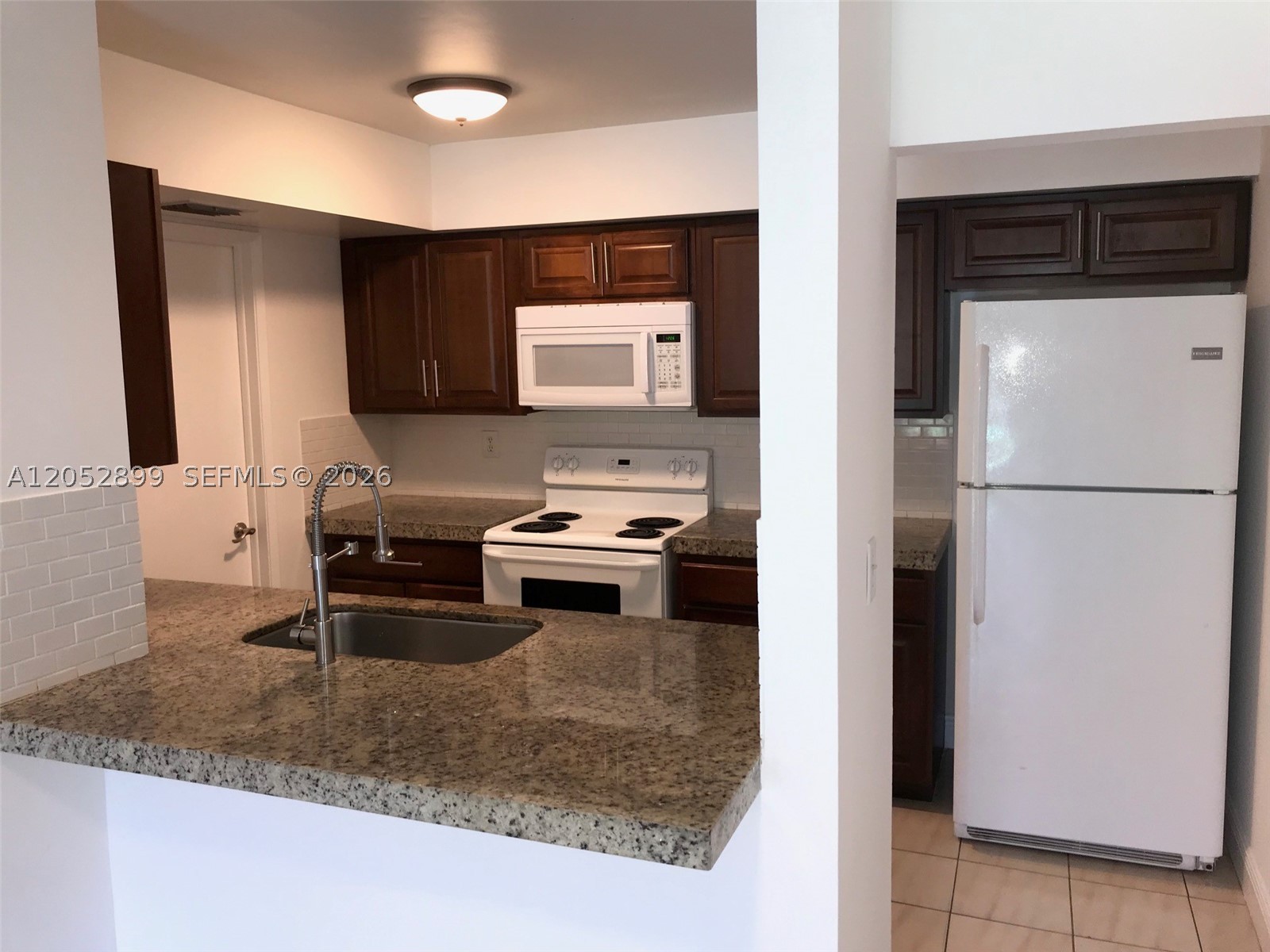 New listing at Park Lake Village. Ground floors corner unit 2/1  with huge!!! patio area. Feels like a house. !!!!!!!!!!
Large bedrooms and remodeled bathroom. Laundry with W/D. water included with rent. Community pool. Excellent area close to: schools, churches, shopping, restaurants and more!! 10 minutes to Miami Airport and FIU university.
Easy to show vacant. Realtors, read Brokers Remarks.