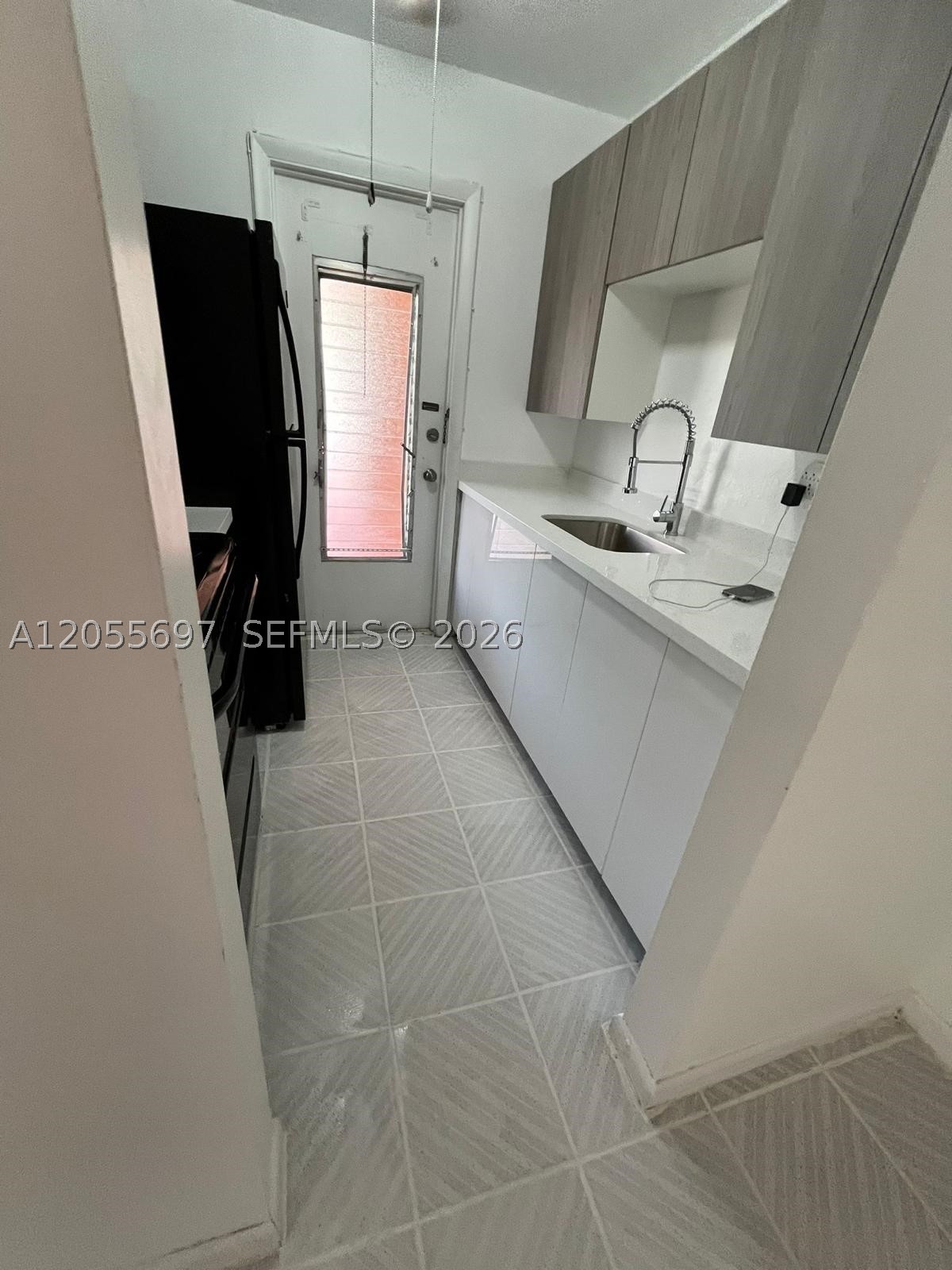 JOE-RON SOUTH CONDO - Residential Lease