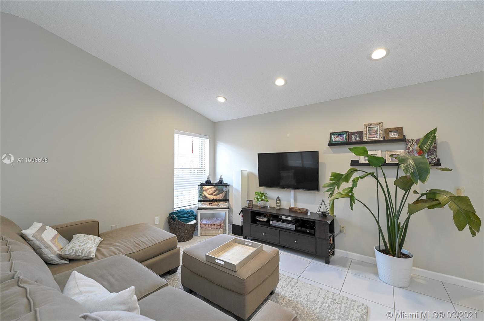 LAKES MEADOW VILG HOMES C - Residential