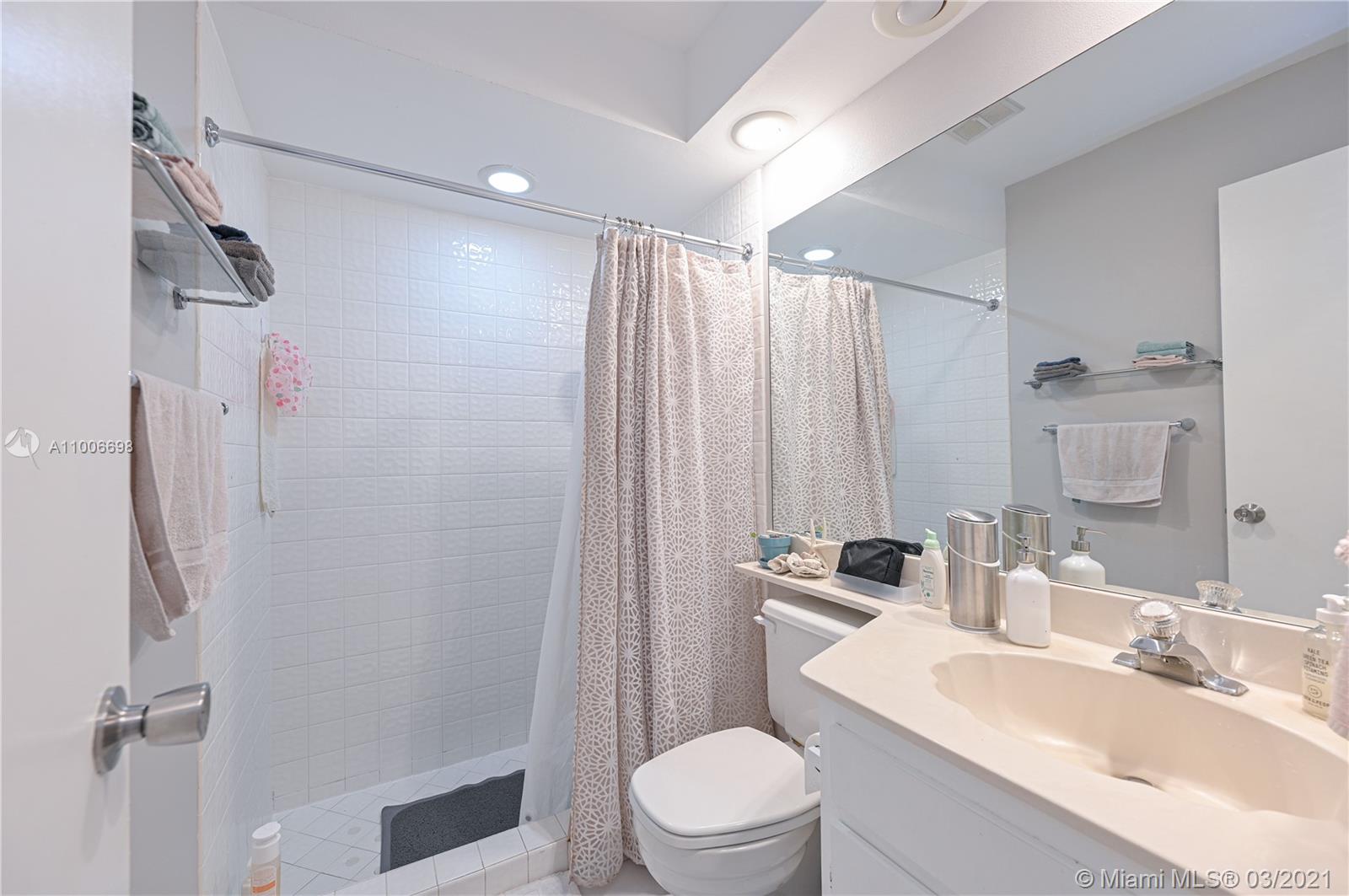 LAKES MEADOW VILG HOMES C - Residential