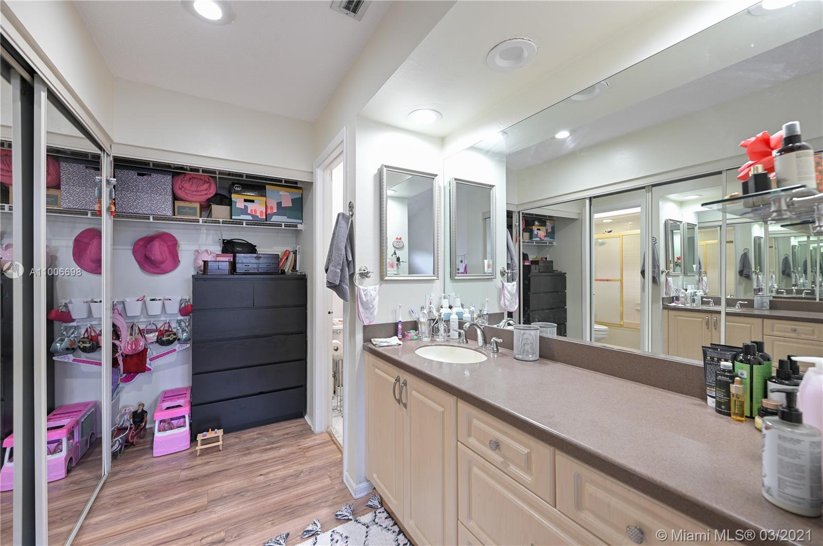 LAKES MEADOW VILG HOMES C - Residential
