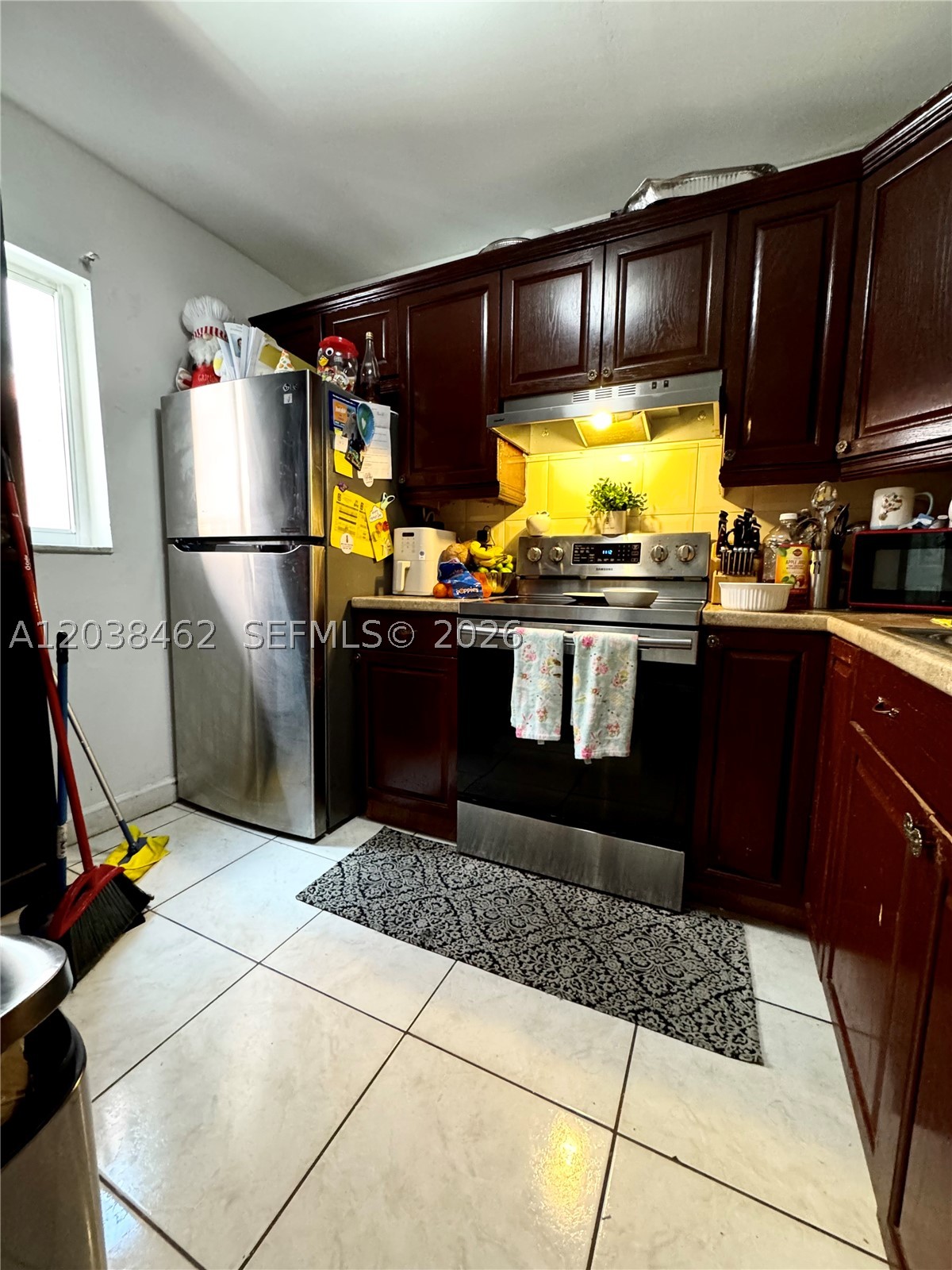 Beautifully remodeled 2-bedroom 2-bathroom unit, in the incredible gated community of Point South Condos. This unit is centrally located to shopping centers, restaurants, and major highways. Perfect for first-time buyers and investors. Easy to show.