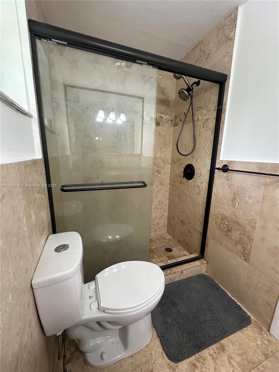 BISCAYNE LAKE GDN BLDG J - Residential Lease