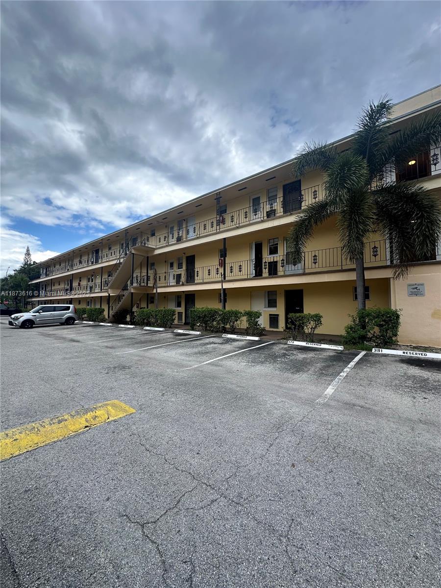 BISCAYNE LAKE GDN BLDG J - Residential Lease