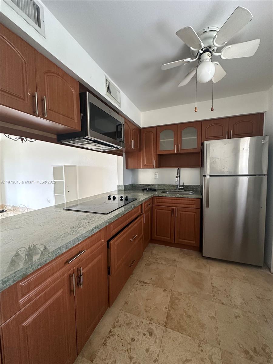 BISCAYNE LAKE GDN BLDG J - Residential Lease