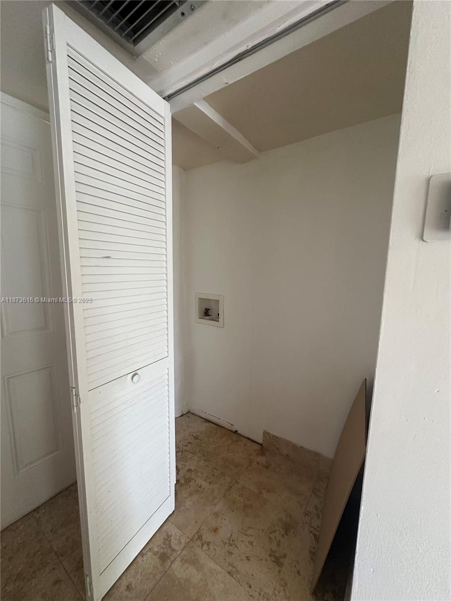 BISCAYNE LAKE GDN BLDG J - Residential Lease