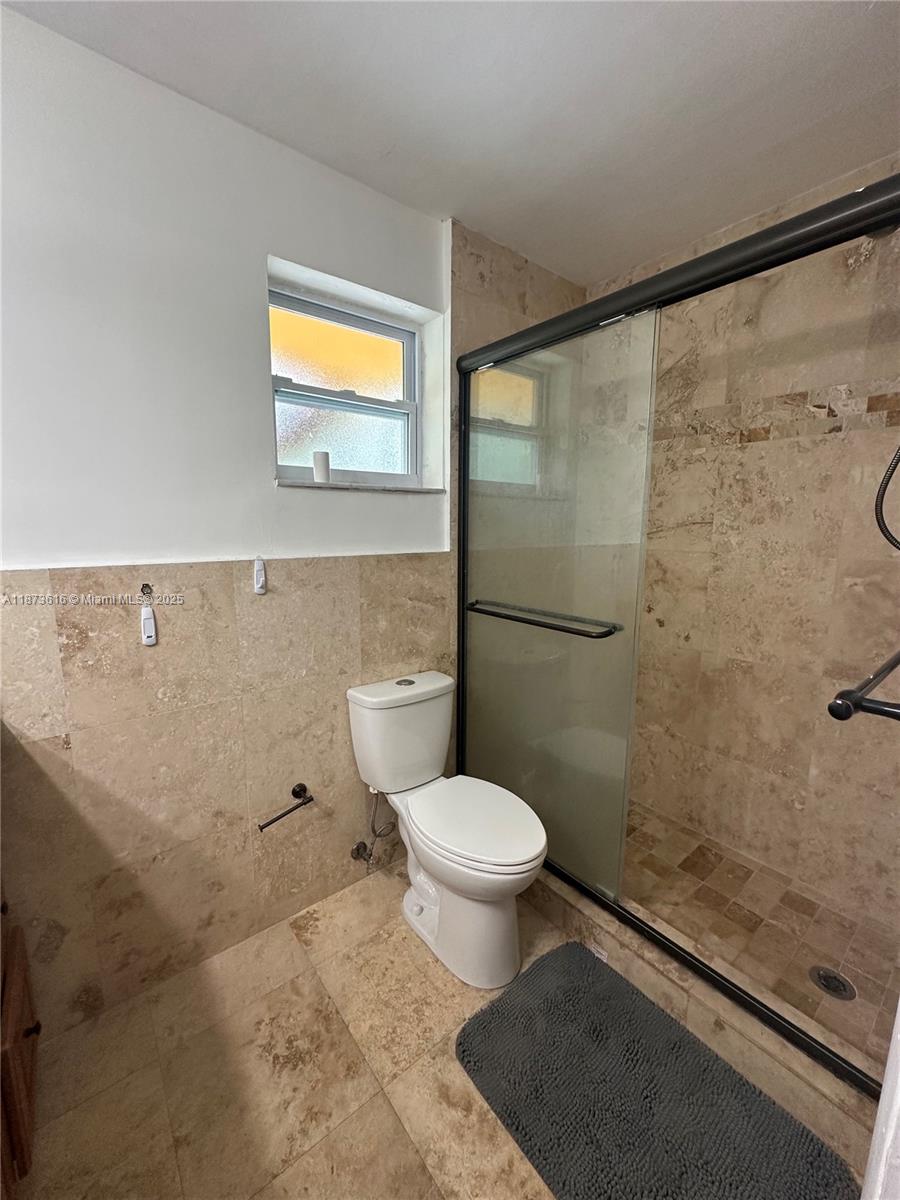 BISCAYNE LAKE GDN BLDG J - Residential Lease