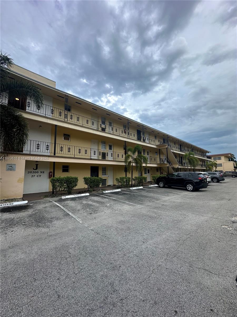 BISCAYNE LAKE GDN BLDG J - Residential Lease