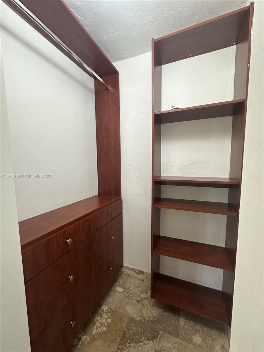 BISCAYNE LAKE GDN BLDG J - Residential Lease