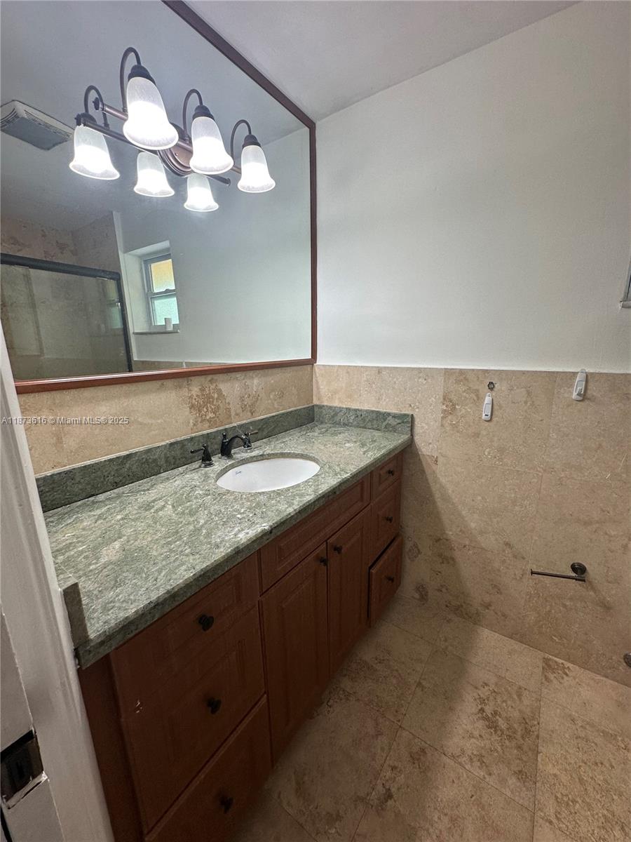 BISCAYNE LAKE GDN BLDG J - Residential Lease