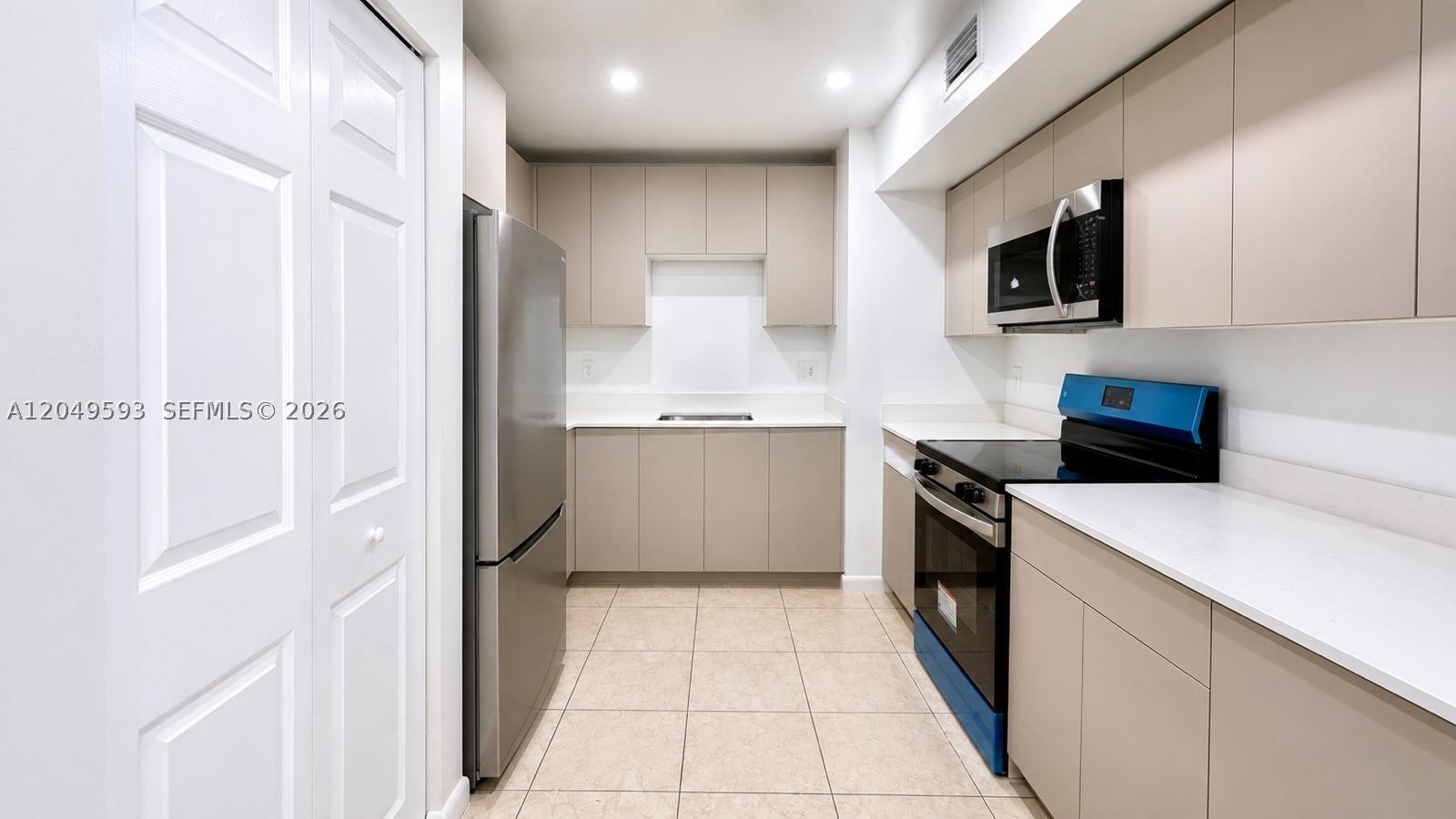 FOR RENT! Spacious 3-bedroom, 2-bath apartment in a highly desirable Miami location. Features a bright living and dining area with tile floors throughout, a functional kitchen with ample cabinet space, and in-unit washer & dryer. Includes assigned parking, 24/7 security, and a prime location with easy access to highways, shopping, and dining. The perfect mix of comfort and convenience! Rental Requirements: Proof of income or employment verification, last 3 bank statements, valid ID for all occupants over 18, credit report, background/police check, and rental application through the association.