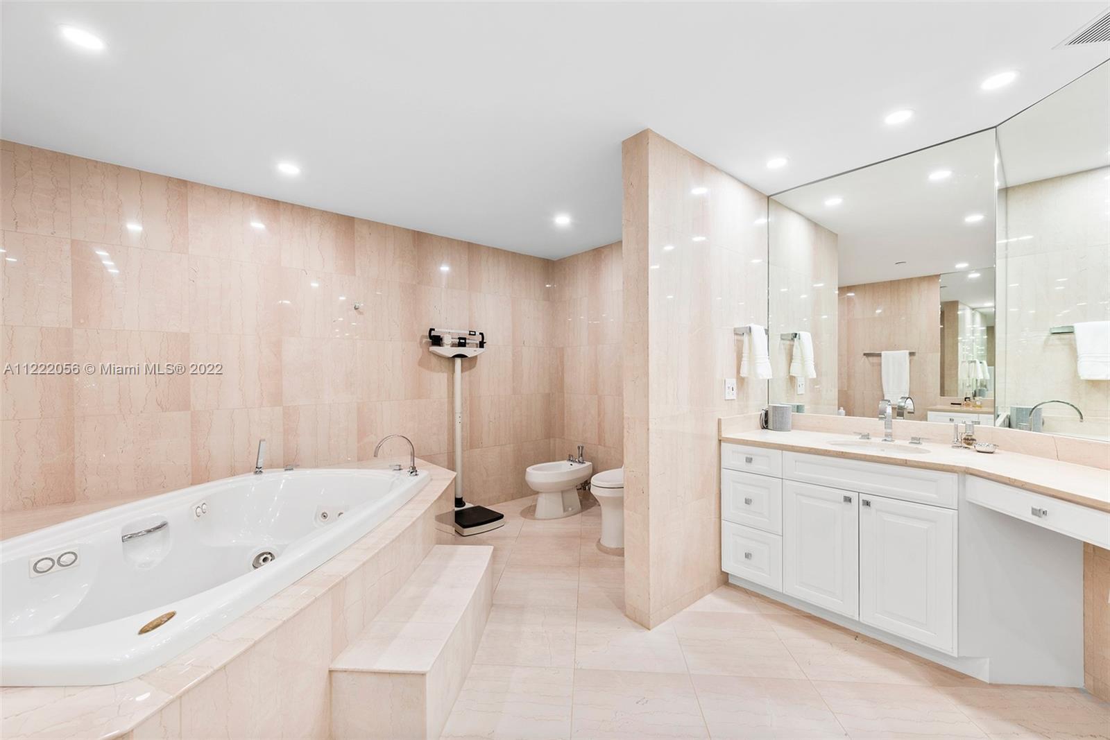 GRAND BAY RESIDENCES COND - Residential