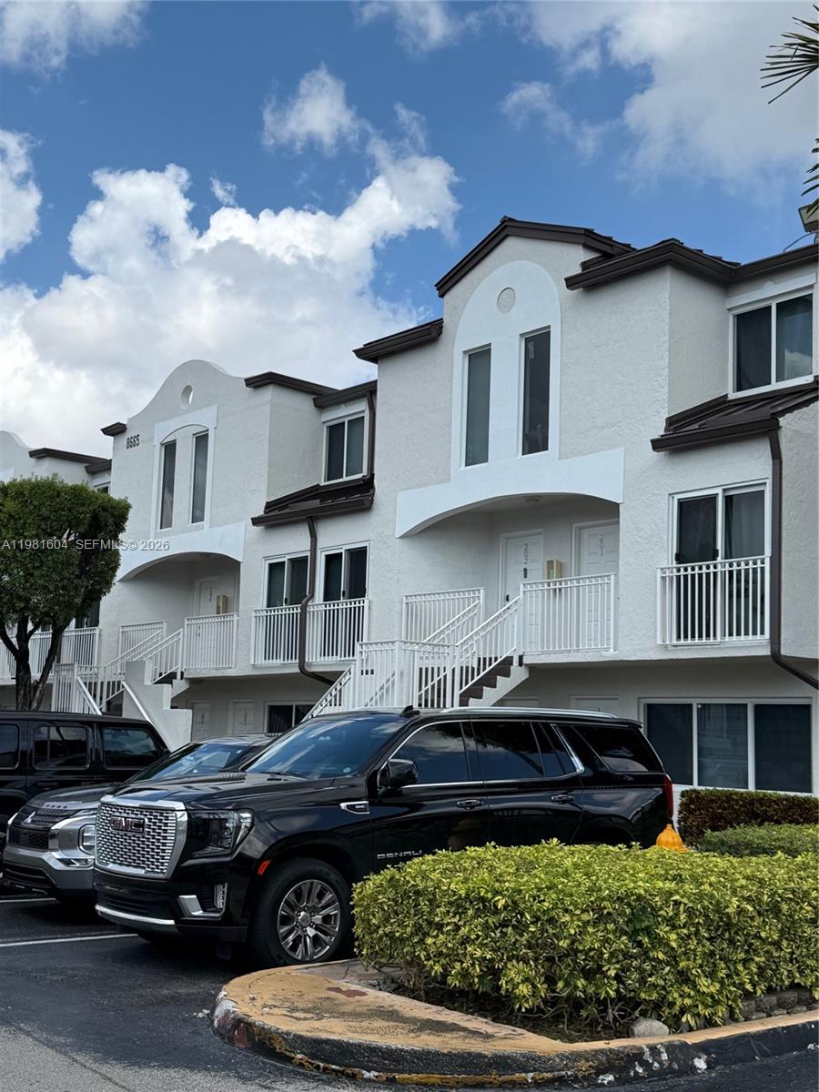 Two-bedroom, two-bathroom townhouse-style apartment. One bedroom is on the first floor and the second bedroom with a walk-in closet and en suite bathroom is on the second floor. Excellent location.
 the tenant pays the first month’s rent plus an additional amount equal to one month’s rent as a 2 deposit.