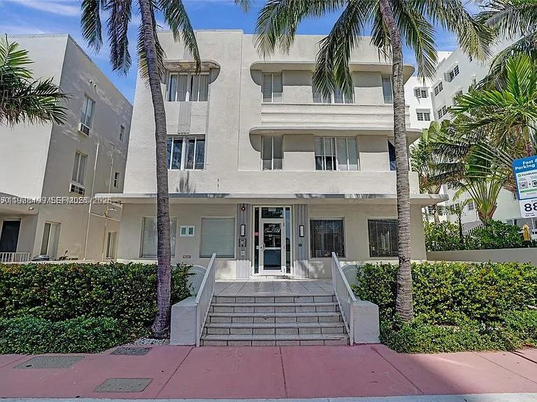 Coastal Chic Living on Collins Ave – No Rental Restrictions!
Experience the ultimate Miami Beach lifestyle in this ground-level studio condo, located just steps from the sand. Situated in a boutique building on iconic Collins Avenue, this property is a rare find for savvy investors and sun-seekers alike.