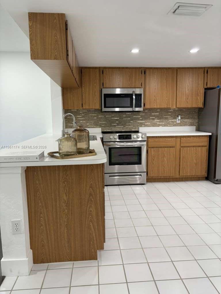 Location! Newly remodeled corner apartment with breathtaking lake and golf course views,  serene and privileged atmosphere. This bright residence features spacious living areas filled with natural light and the convenience of an in-unit washer and dryer. Located in a well-maintained, strategically positioned community with a pool,  with easy access to Hospitals, shopping, dining, and easy access to major highways. Schedule your showing today and discover your next home!