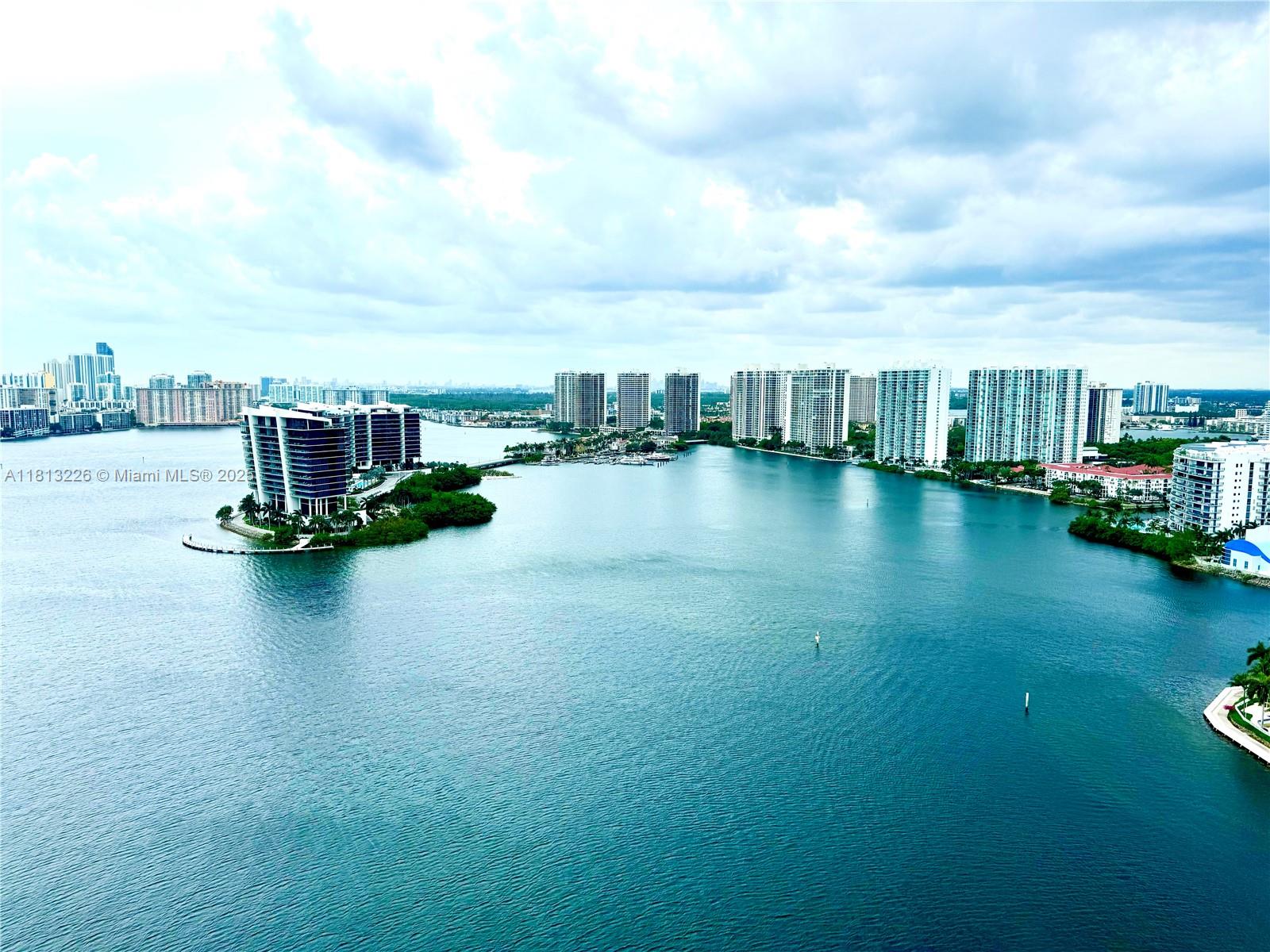 ***REDUCED PRICE TO $729,300. *** GREAT WATER VIEW
Beautiful water views in this 30th floor, in Mystic pointe 3 bedrooms and 3 bathroom, laundry room. 
Mystic has clay tennis courts, pickle ball courts and basket ball court, a path around the island, swimming pool, gym, partyroom, and it is pet friendly.
Garage for your car, and also lobby and gated community
There is also a marina with docks, they are sold and rented separated, no fixed bridges, so bring your sailboat or your boat and live in this wonderful place.