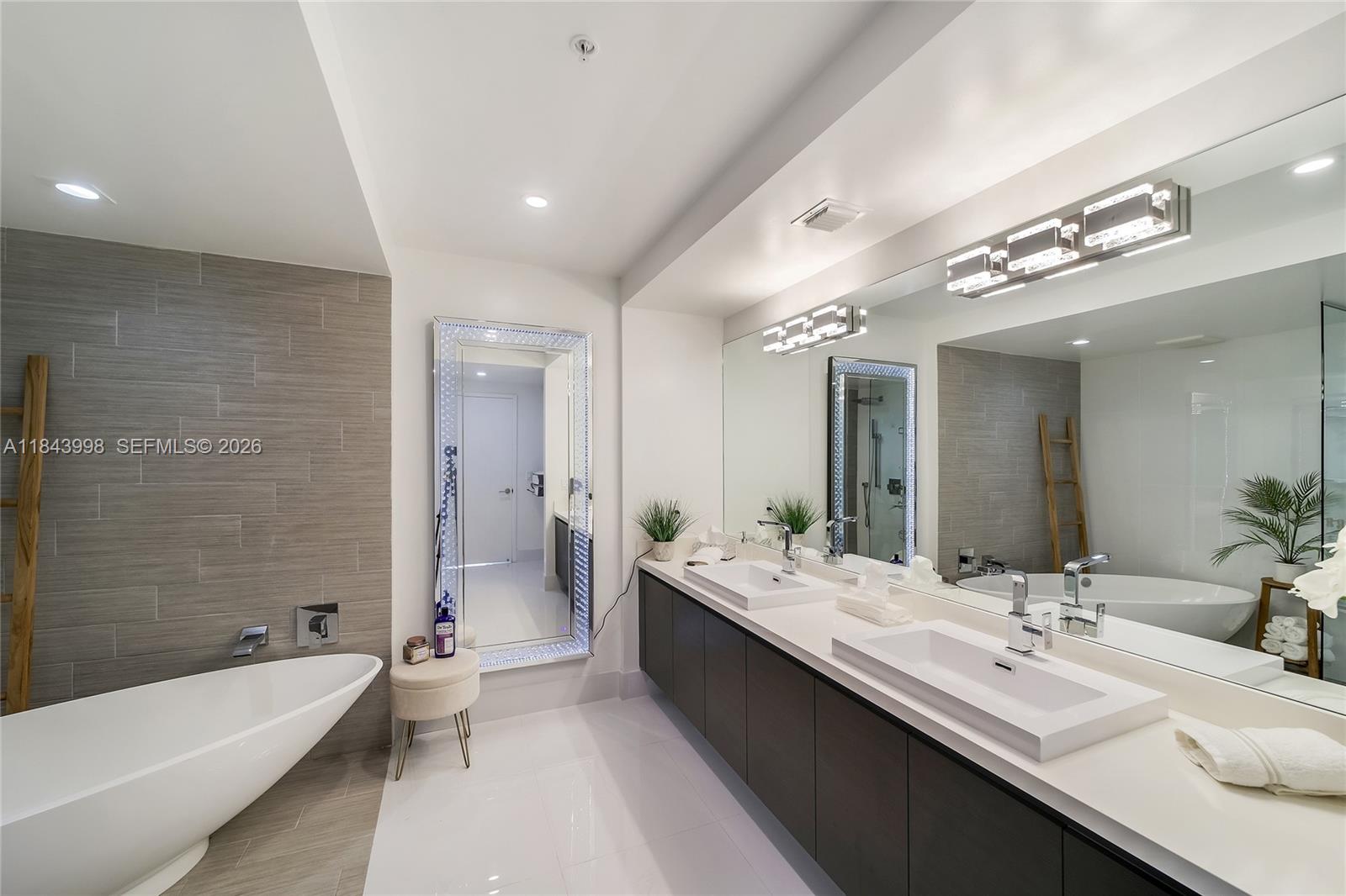PARQUE TOWERS CONDO - Residential