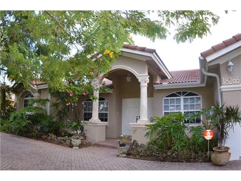 BEAUTIFUL, PRISTINE & SPACIOUS 4/3 POOL HOME READY TO MOVE-IN. SPLIT PLAN BEDRMS WITH OPEN LAYOUT FEATURING SEPARATE LIVING, DINING & FAMILY ROOM OVERLOOKING POOL AREA W/COVERED PORCH. LARGE EAT-IN KITCHEN ACROSS FAMILY/TV AREA. KITCHEN FEATURES MODERN BA CKSPLASH W/ NEWER APPLIANCES.NICE SIZE ROOMS. MASTER SUITE HAS SPACIOUS BATHROOM W/ ROMAN TUB & SEPARATE SHOWER. FULLY TILED, LAMINATE FLOORING THRU-OUT & CARPET IN RMS. PERFECT HOME FOR THE PICKIEST BUYER. CALL LA FOR SHOWINGS.