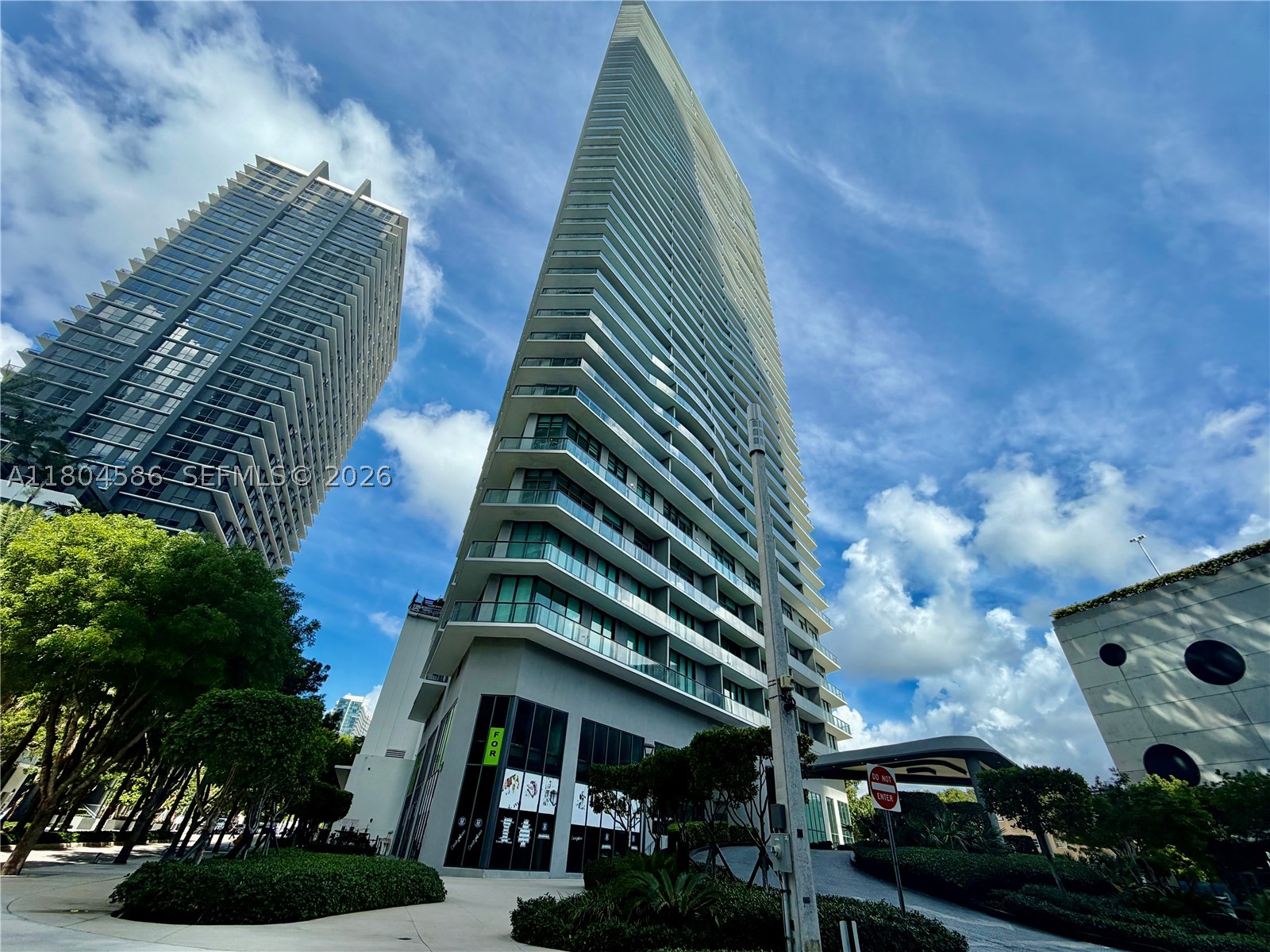 Located in a private waterfront enclave this contemporary residence has breathtaking views of Biscayne Bay. 1 bedroom + den & 1.5 baths. An array of amenities such as: tennis courts, BBQ area, gym spa, 2 pools (one in roof), children play area, billiard pool and much more. Close to Wynwood,& Midtown. Beach Club in the premises with high end restaurant Amara. Make this lavish unit your home !