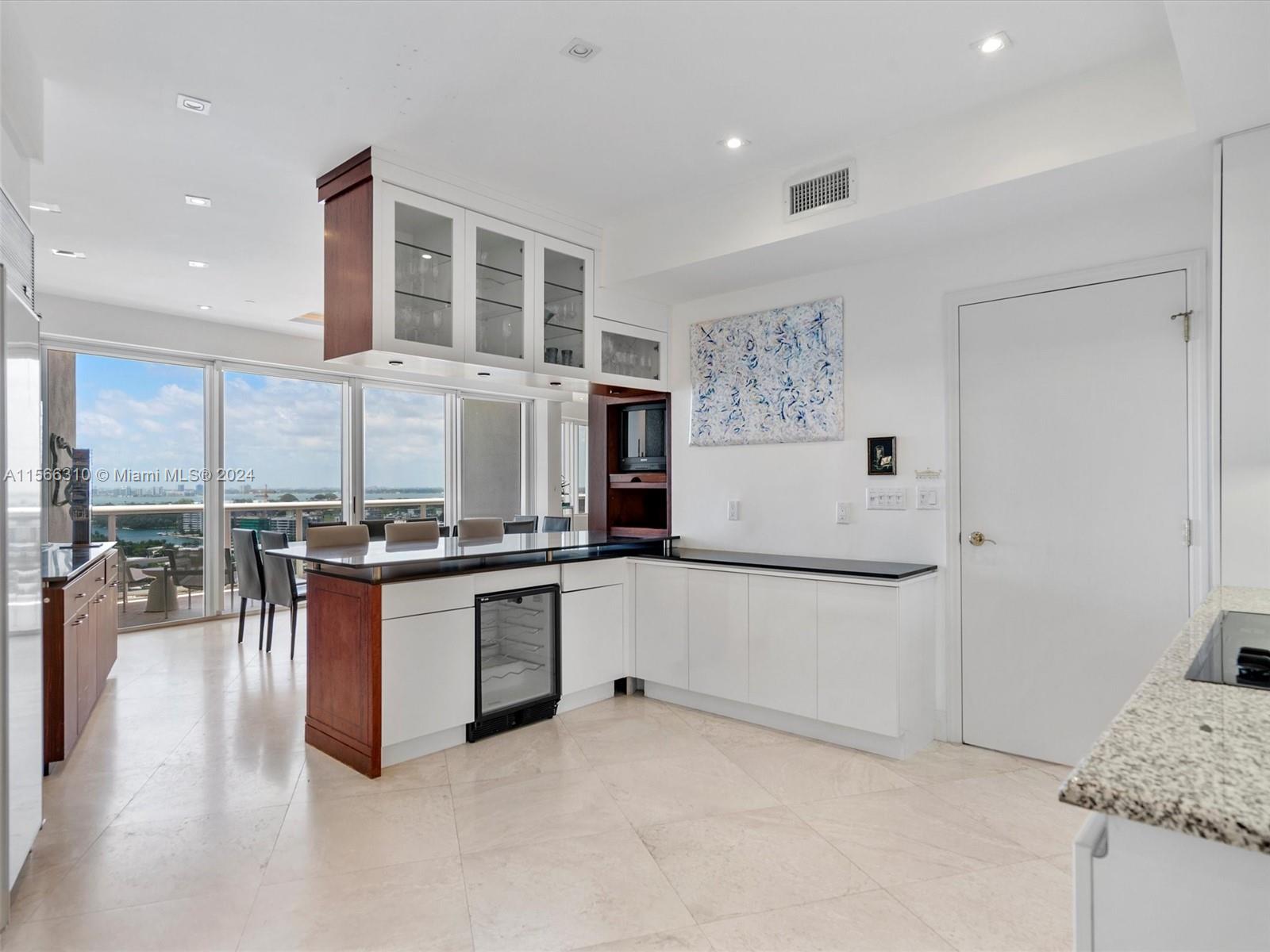 MAJESTIC TOWER - Residential