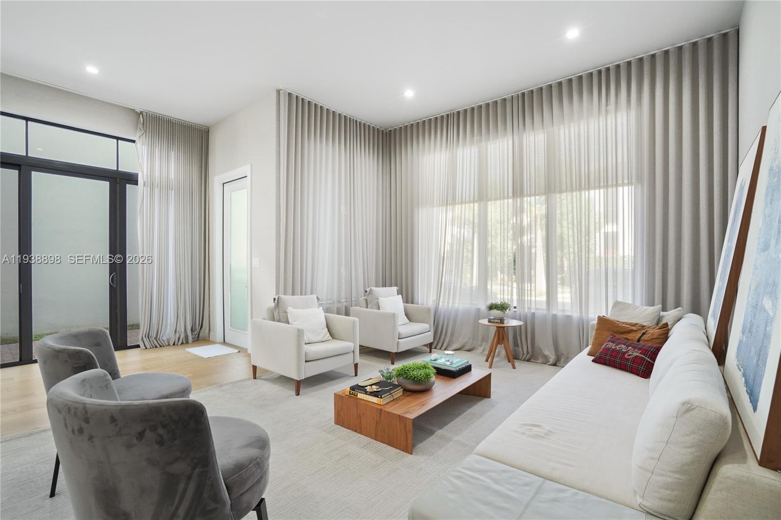DOWNTOWN DORAL SOUTH PHAS - Residential