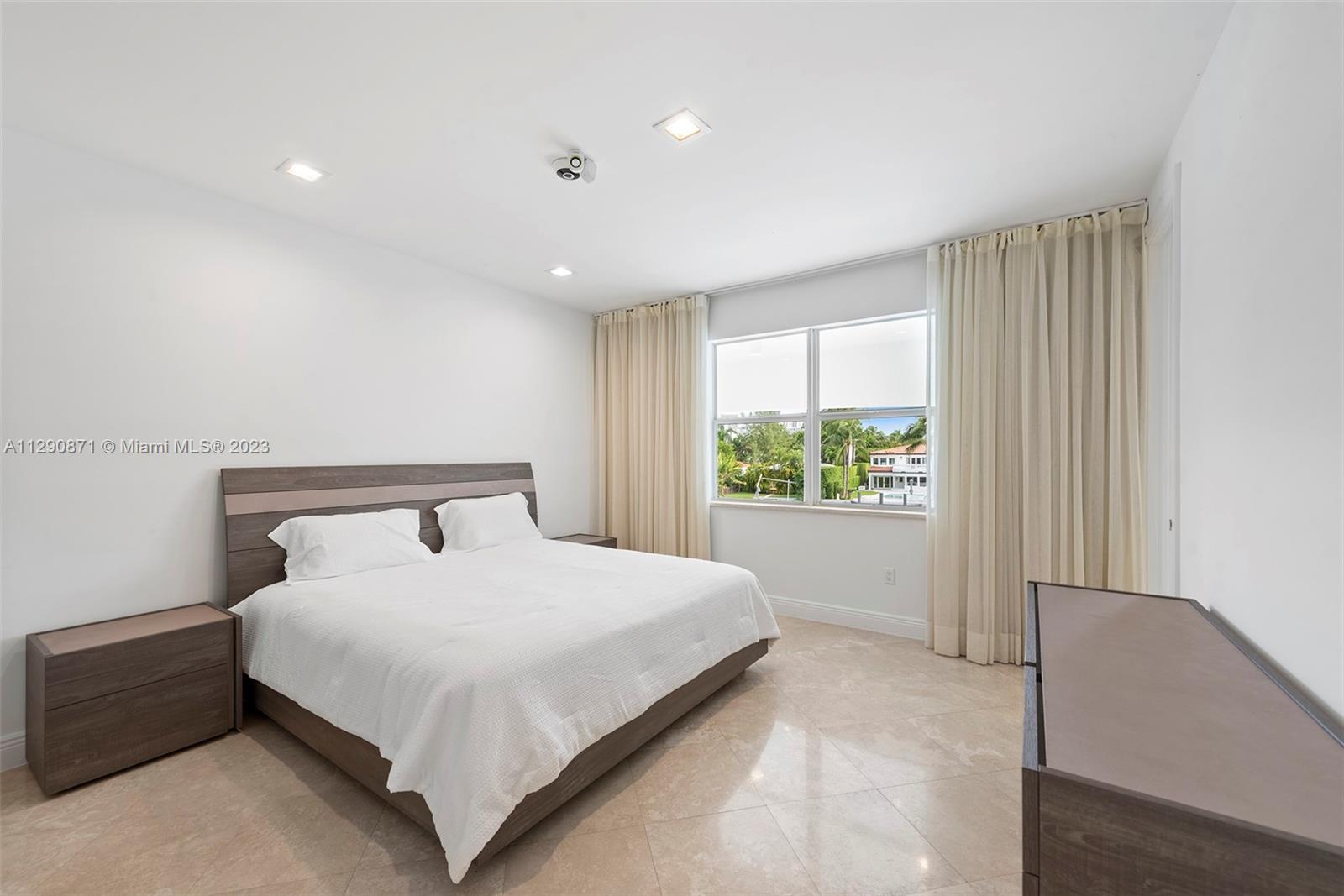 GOLDEN BEACH SEC E - Residential