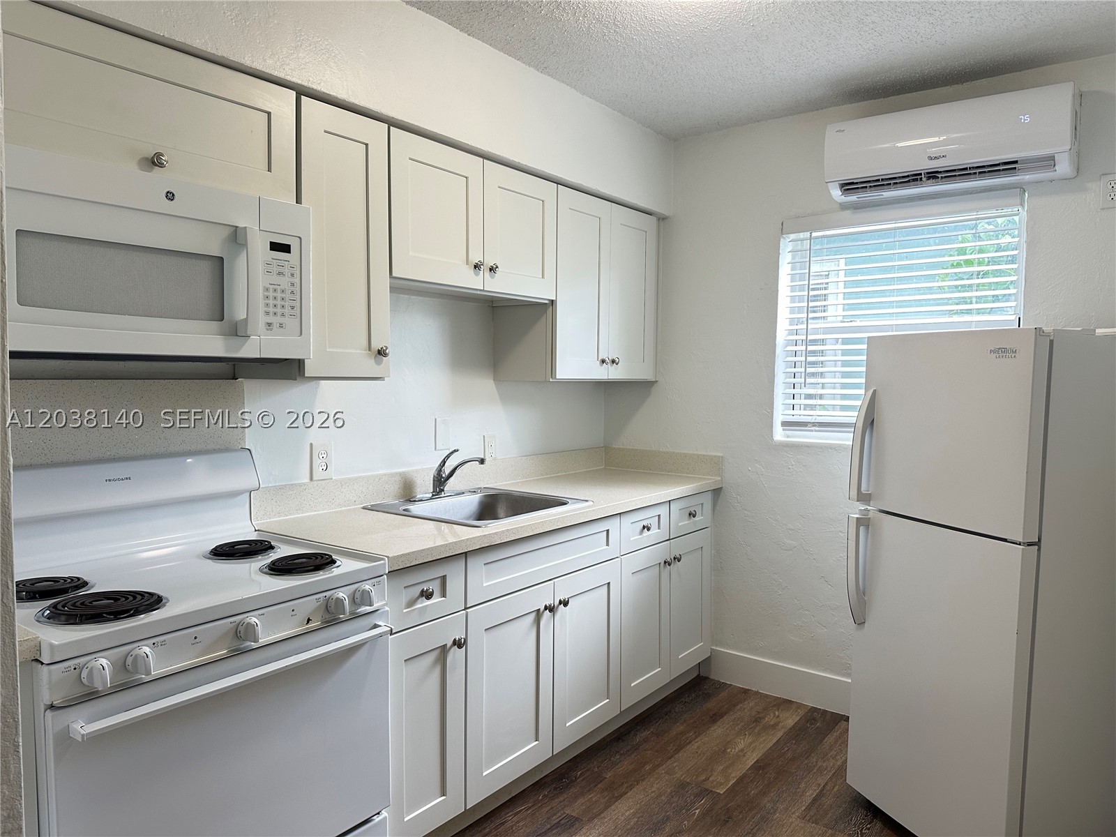 NORTH HOLLYWOOD SQUARE AM - Residential Lease