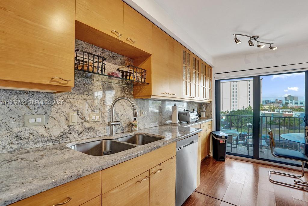 SUMMIT CONDO - Residential