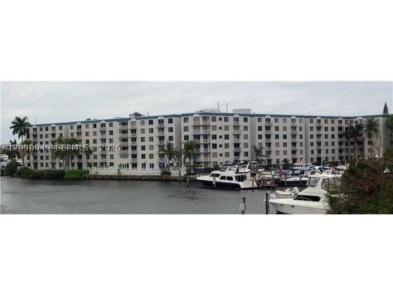 Spacious 1-bedroom residence near the Miami Health District and Medical Center area. The unit features a well-designed floor plan, a functional kitchen, private balcony, comfortable bathroom, and one assigned parking space. Building amenities include a fitness center, swimming pool with Jacuzzi, and community room overlooking the Miami River. Conveniently located near public transportation, LoanDepot Park, Jackson Memorial Hospital, University of Miami Health System, county courts, Downtown Miami, and major highways.