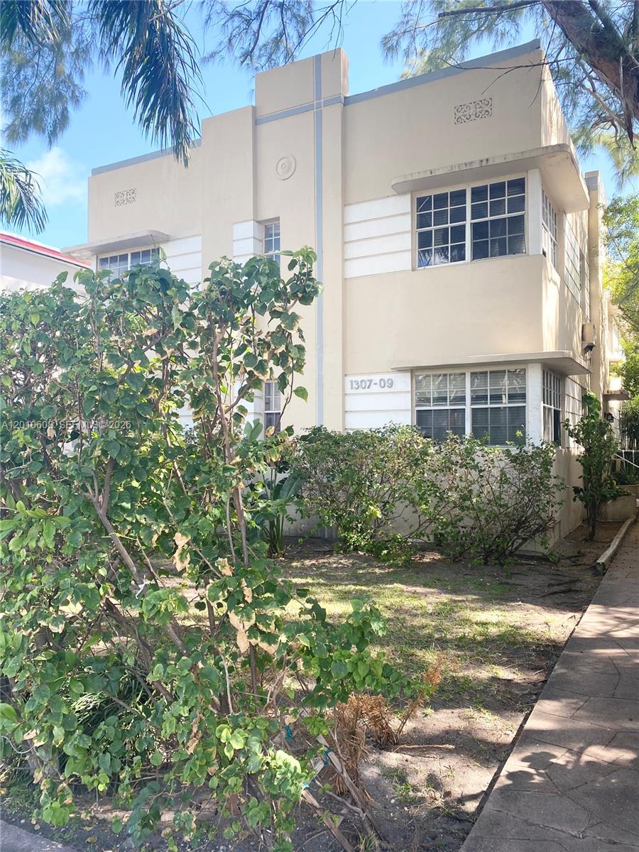 ENJOY THE BEACH LIFE and live in this Art-Deco one bedroom and one bathroom Condominium unit which features spacious 700 SgFt living area distributed in a large living room, with an art-deco chimney, a formal dining room, natural wooden floor throughout the unit, plenty of closet space and natural light. Located in St. Remy Condominium walking distance to main Miami Beach spots like: the beach, the famous Lincoln mall, Ocean Drive, a diverse variety of restaurantes and shops, Flamingo Park and much more.