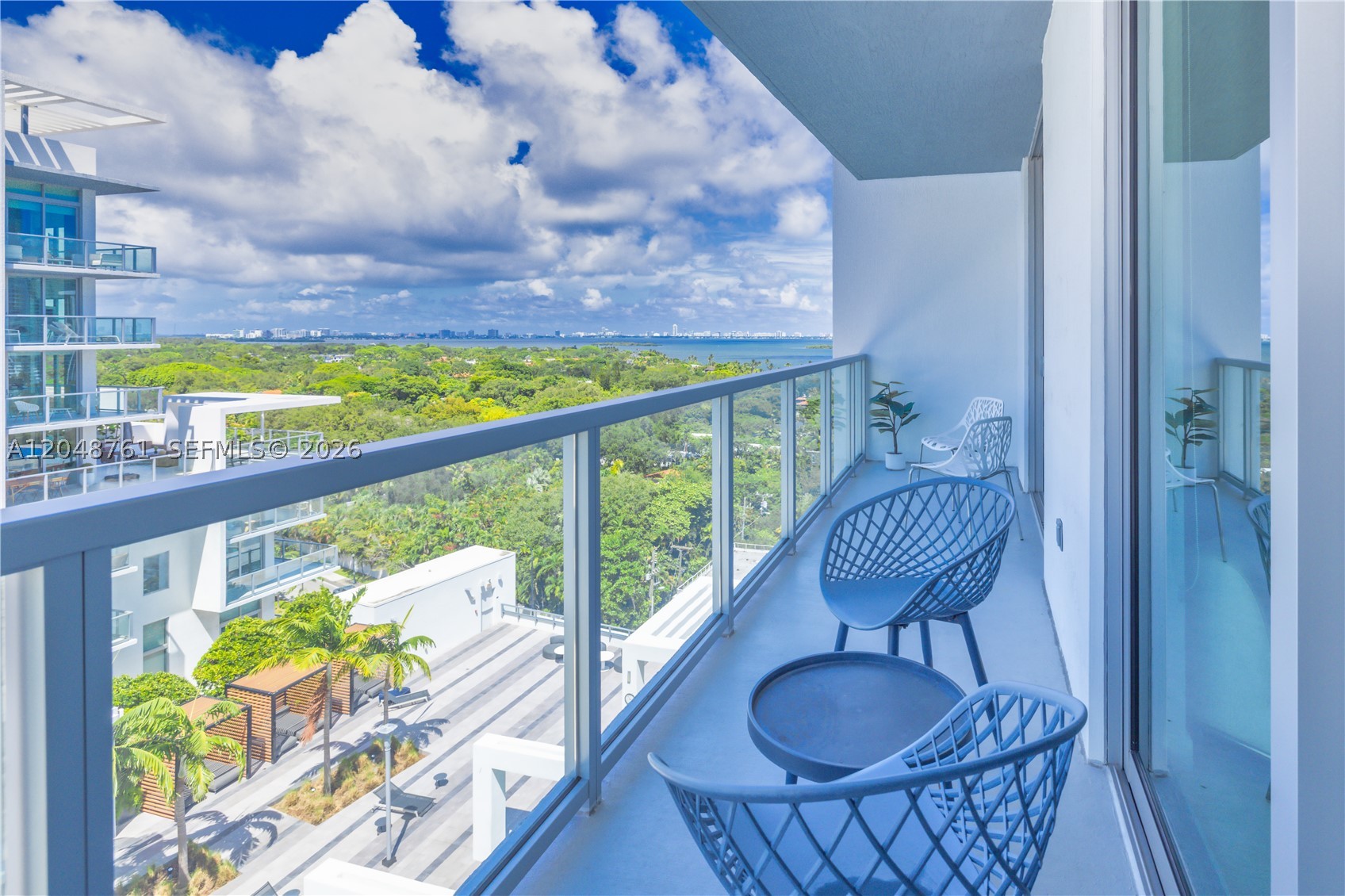 1/1 apt Airbnb approved, huge closet that fits a sofa bed, a block away from design district stores and restaurants, washer and dryer, balcony with ocean view 1 asSigned parking and valet.
