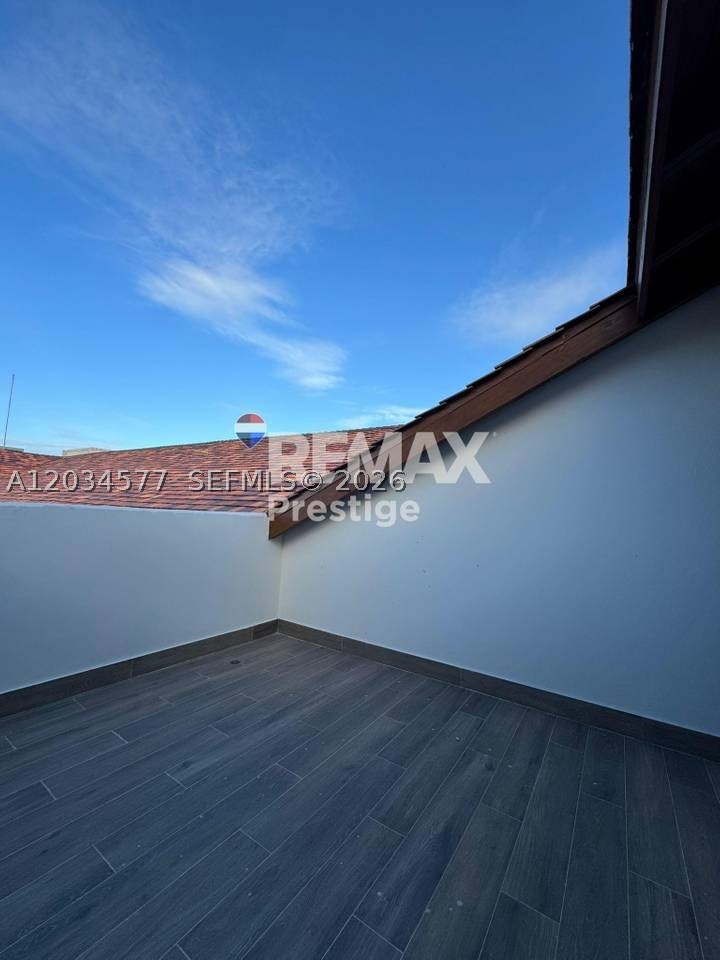 Residential project in Cap Cana with a functional layout and quality finishes. Located at Greenwood 514, near Iguanas, it offers a comfortable option for investment or permanent residence within a high-value residential area. This spacious 78 m² unit is situated in a 5-story building and features one bedroom, one full bathroom, and one parking space. It's ideal for those seeking practicality, low maintenance, and excellent connectivity.

The property stands out for its practical design and proximity to amenities. The complex is designed to provide a comfortable, safe, and attractive living experience for those who value proximity to shops and recreational areas in Punta Cana.