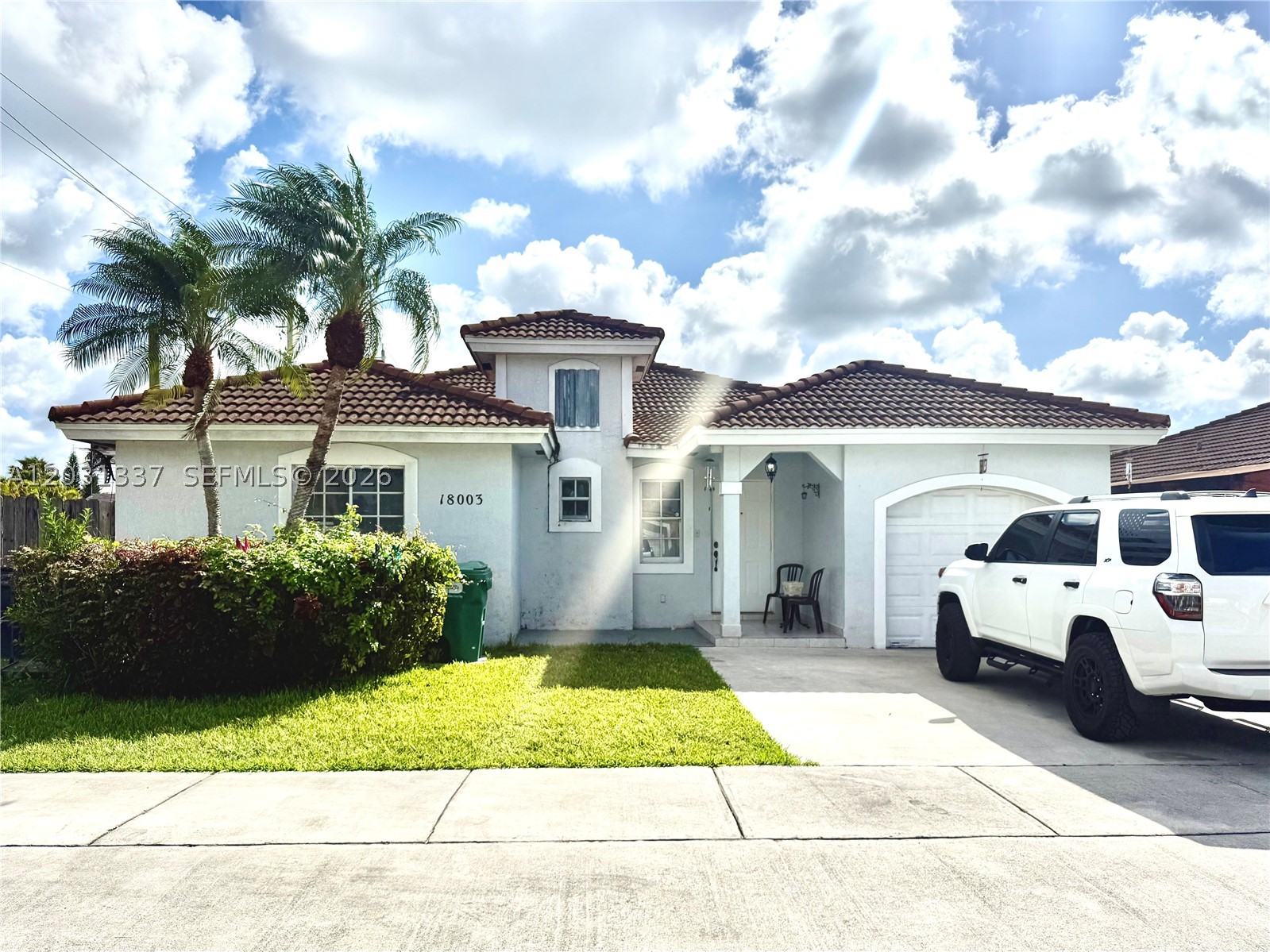 FANTASTIC LOCATION. CLOSE TO SCHOOLS, SUPER MARKET, SPACIOUS HOUSE WITH LOTS OF NATURAL LIGHT. LOCATED IN A CUL-DE-SAC QUIET STREET, CORNER HOUSE A BLOCK AWAY FROM THE PARK, RARE OPPORTUNITY.